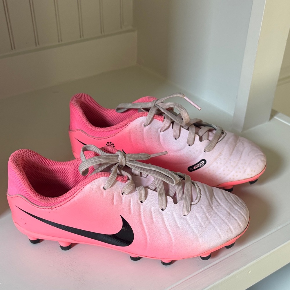 Nike Kids Pink fly touch lite soccer cleats size 1.5y